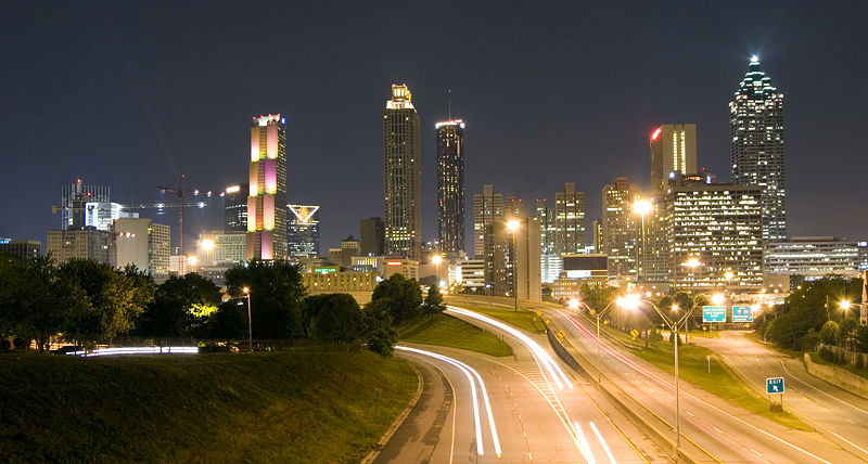 800px-Atlanta,_Panorama_bei_Nacht.jpg (86186 bytes)